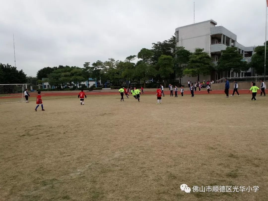 光华小学男子足球队在教练员的指导以及辛勤训练下,参加了杏坛镇小学