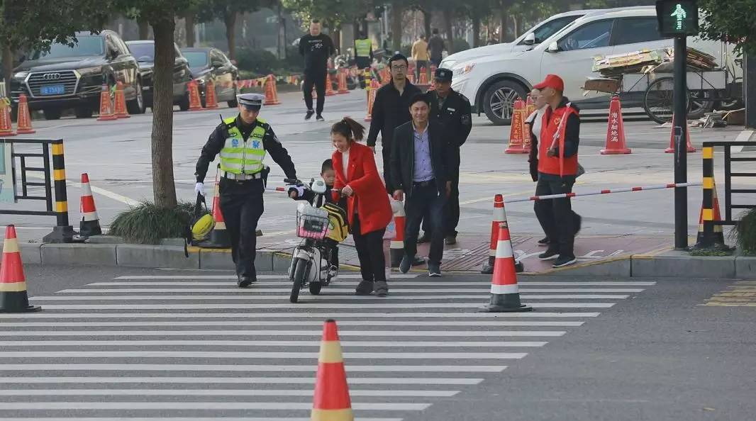 创城有我丨用我警色相伴，为“你”路畅人安~