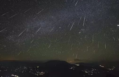 每年12月,双子座流星雨都会划过天空,由于这个时候很少有月光的干扰