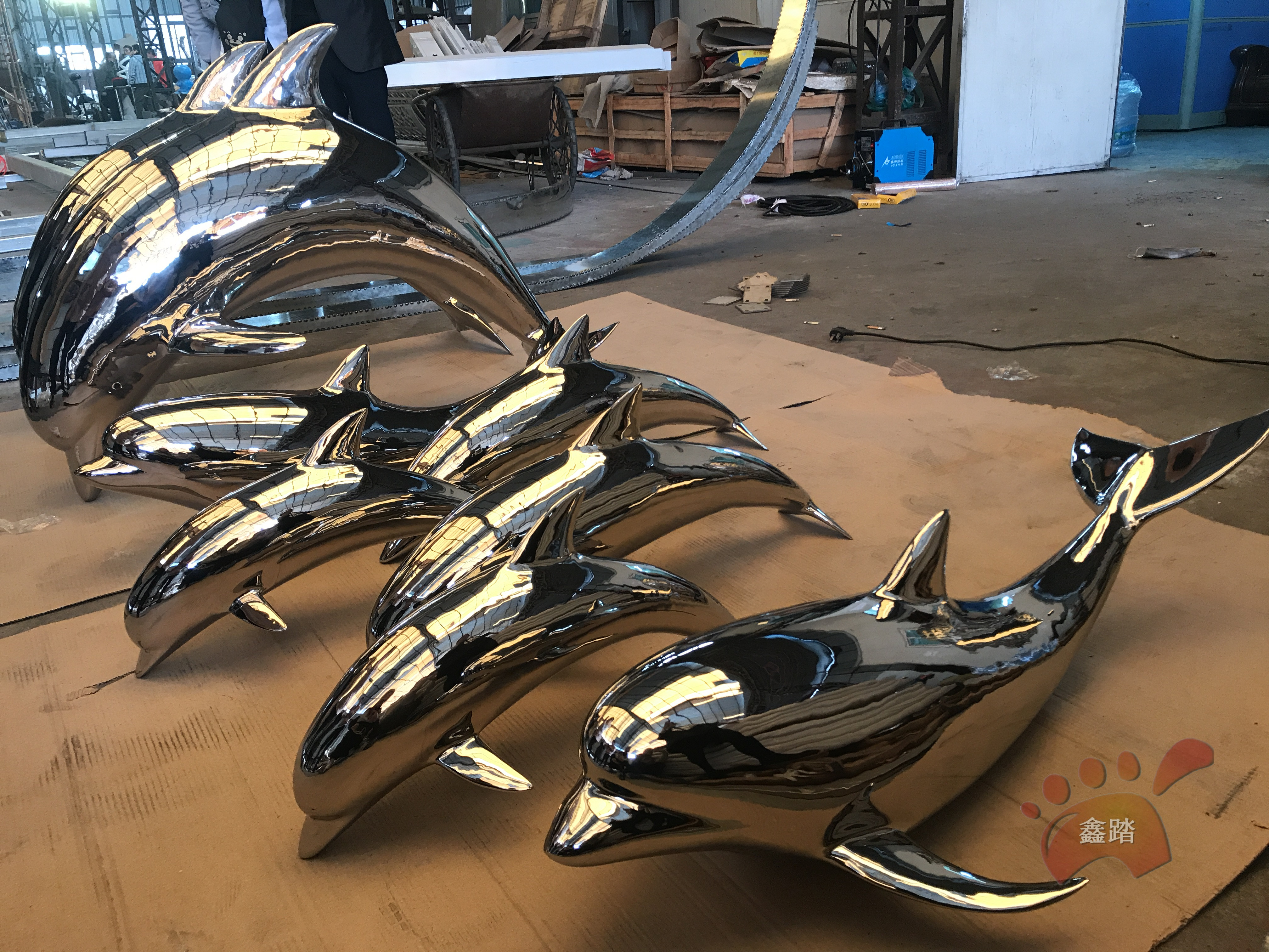 镜面不锈钢海豚雕塑身体呈流线体造型效果图片