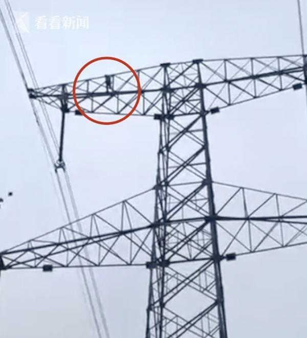 9岁男孩爬上70米高压线塔 因家里不让玩游戏_高压电
