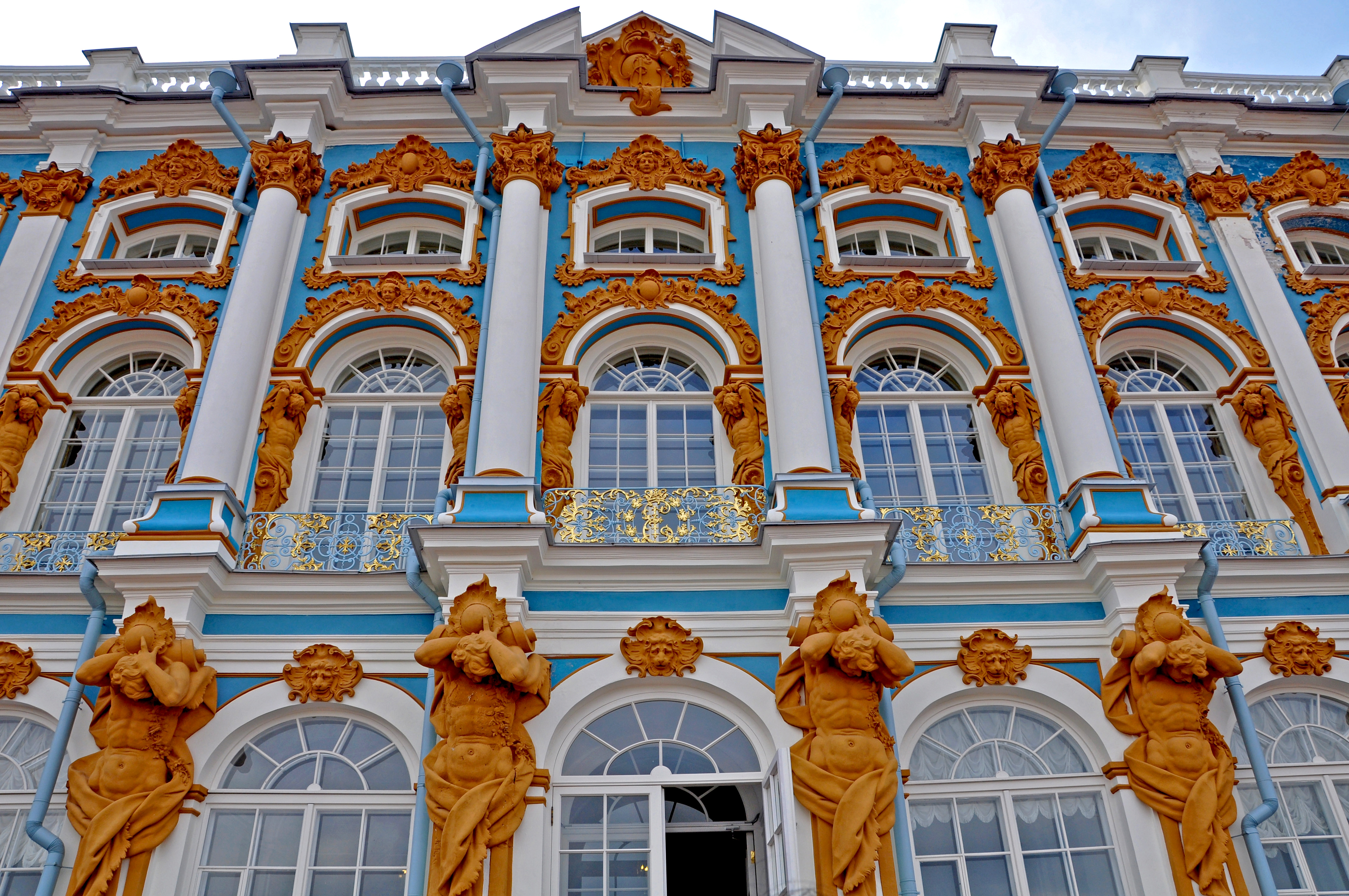 【携程攻略】圣彼得堡叶卡捷琳娜宫景点,叶卡捷琳娜宫开放进去的时间是12点开始进宫，外面的花园是第一道门票…