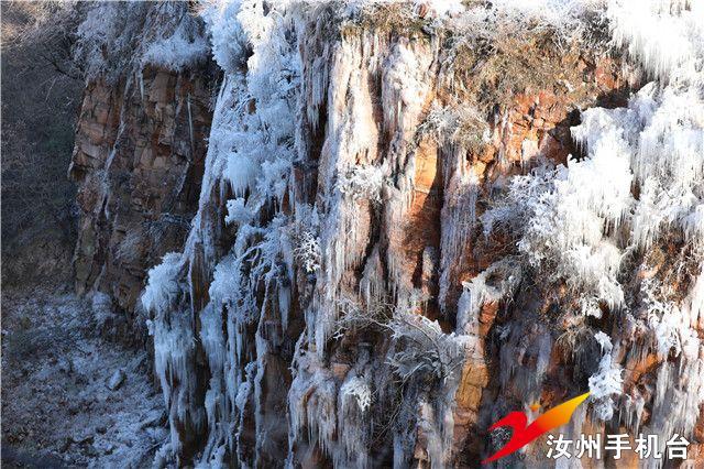 汝州九峰山的冰挂已经挂上了