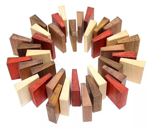 楔形积木每套含有36块上窄下宽的楔形木块,由榉木,红花梨,樱桃木和