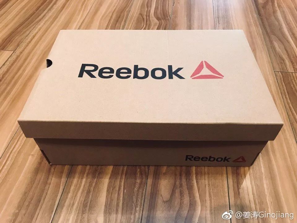 打开外包装,就是reebok的鞋盒了,和中国的一样吗?