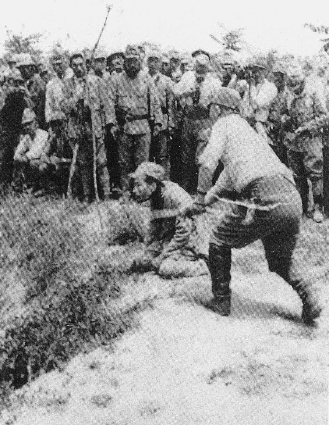 南京大屠杀期间,日军官兵拍摄的日军砍杀中国军俘虏"试斩"的过程.