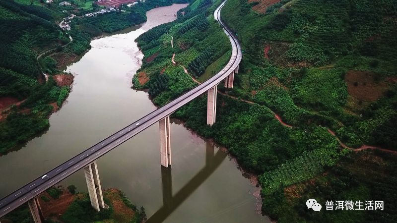 元磨高速公路倒车调头,普洱这位司机太吓人了!现场视频曝光