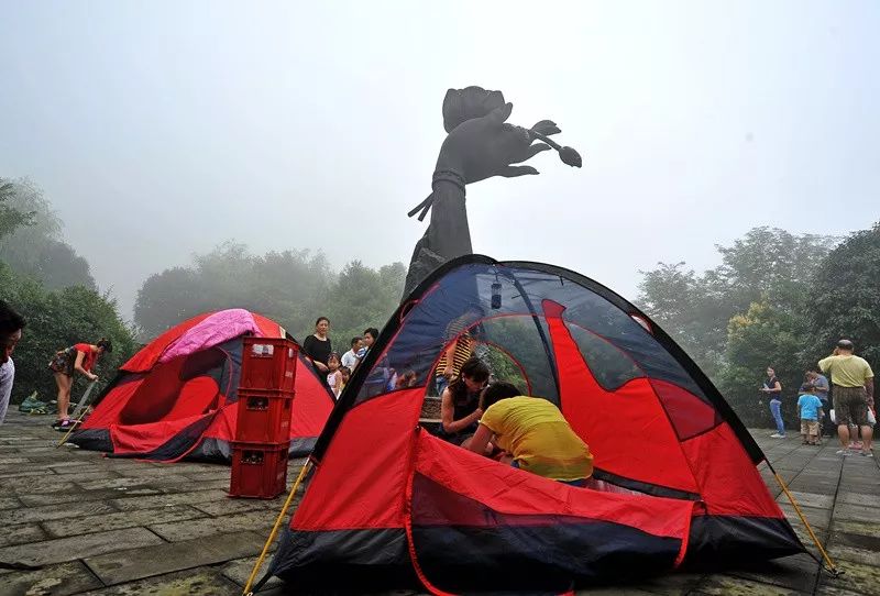 夏天来圣灯山国家森林公园露营酷热的时候还可以在佛影峡漂流春,秋天