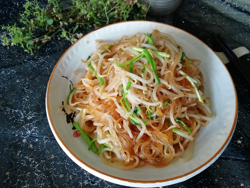 教你在家做绿豆芽炒粉丝,豆芽脆嫩鲜香,粉丝劲道爽滑不粘锅