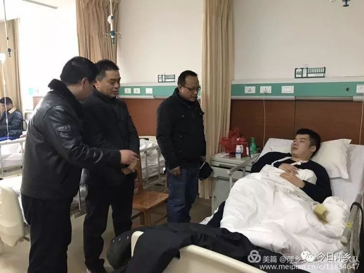 过分了,萍乡一男子驾车冲撞交警后拖行数十米