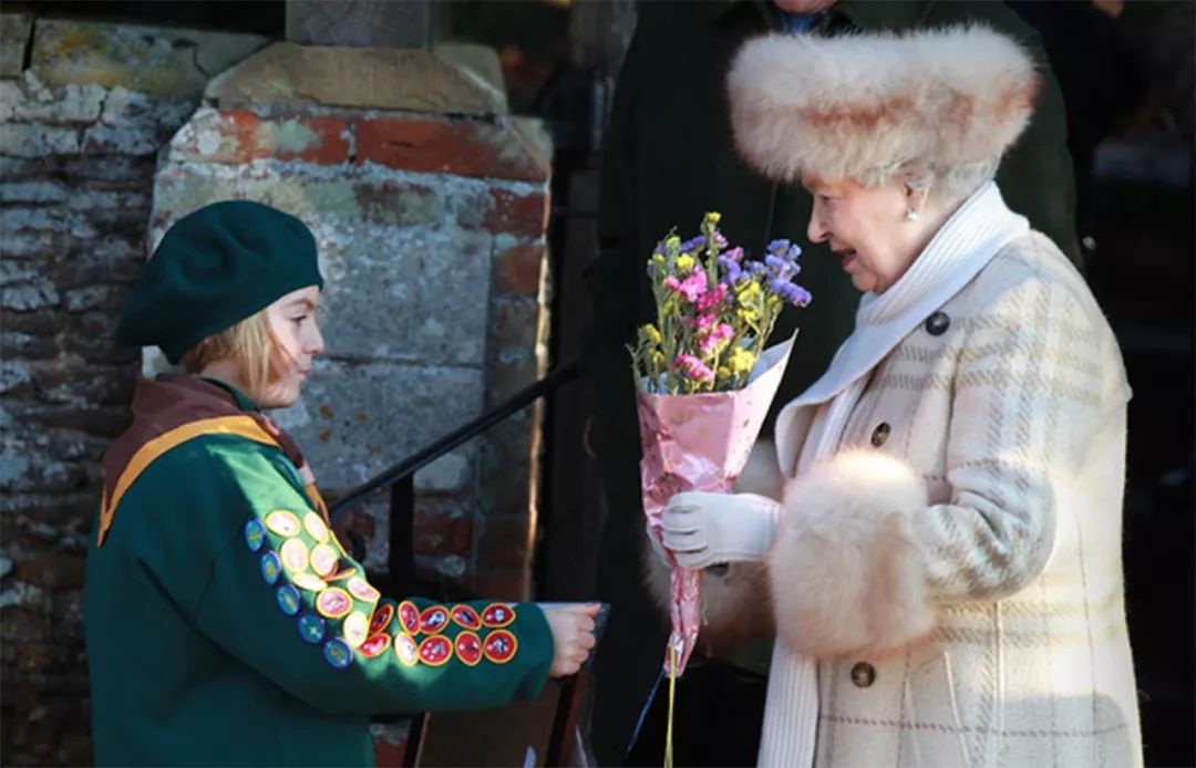 92歲英女王終於“不抗凍”瞭！毛線圍巾配雪地靴，一身米色真時髦