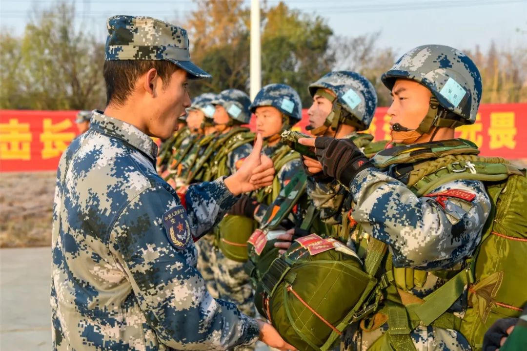 好样的!空降兵某部首批"00"后新兵完成军旅生涯"第一跳"