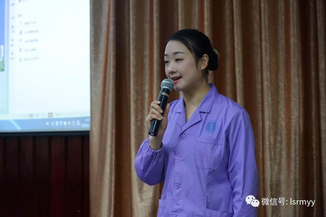 美丽大方的主持人杨婷婷