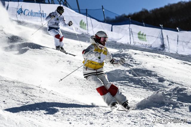 各国选手加紧赛前训练备战国际雪联自由式滑雪雪上技巧世界杯比赛