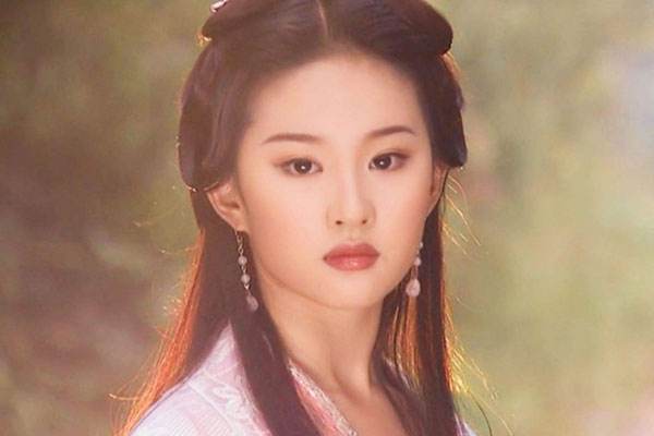 娛樂圈的娃娃臉女星：趙麗穎可愛，劉亦菲冷艷，她44歲依舊美麗