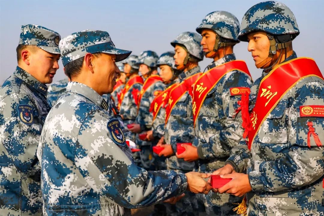 好样的!空降兵某部首批"00"后新兵完成军旅生涯"第一跳"