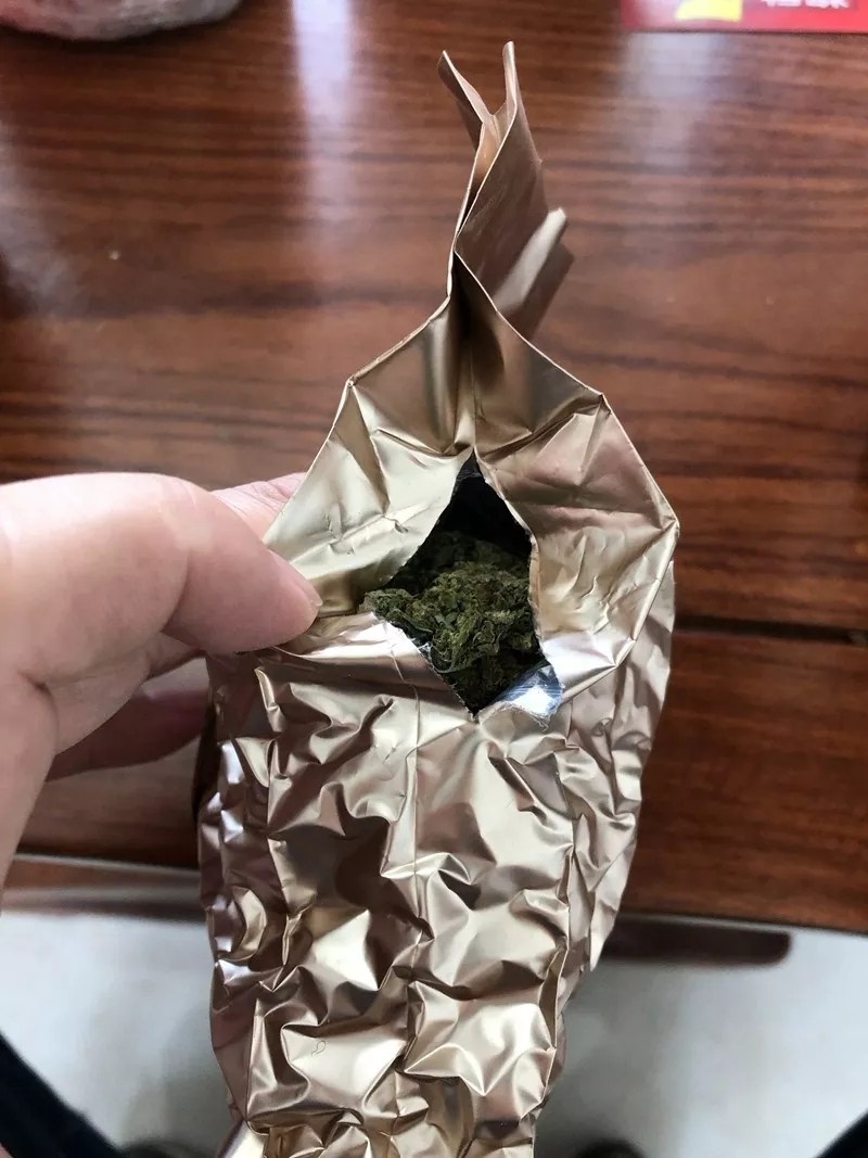 刘某系该团伙的组织策划者,上家白某杰把毒品大麻伪装后通过快递的