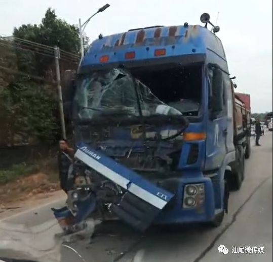 海丰公平路段大货车事故,个车头撞够糜糜!