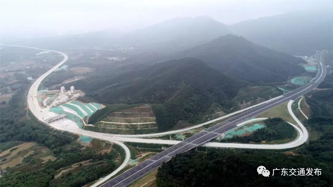 交错弯曲的道路如绸带般铺设在大山之间 随着武深高速广东段的全线