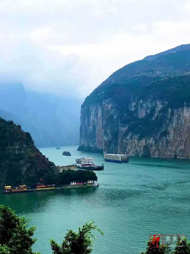 现场原作我自己很喜欢,但是平仄不对: 千古夔门天下雄,百里三峡荆楚