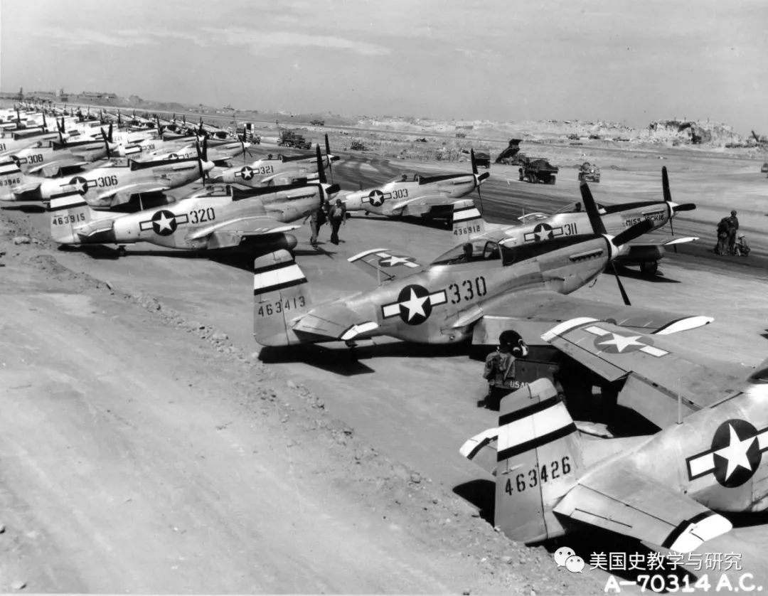 1945年4月,美军p─51型"野马"式战斗机在硫磺岛机场待命起飞.