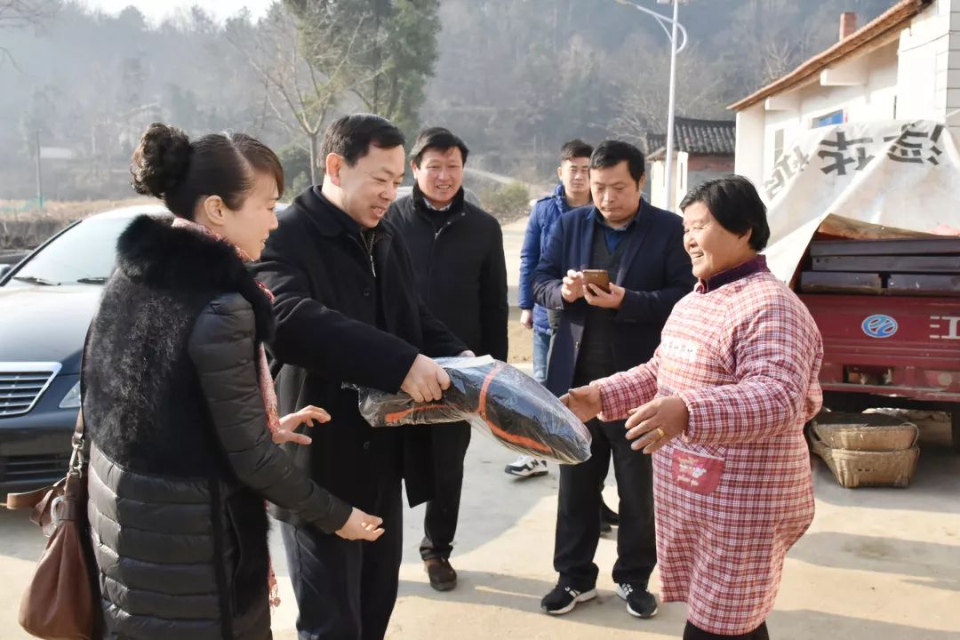 张汉平一行还走访慰问了贫困户杨华玉,姜贻华家.