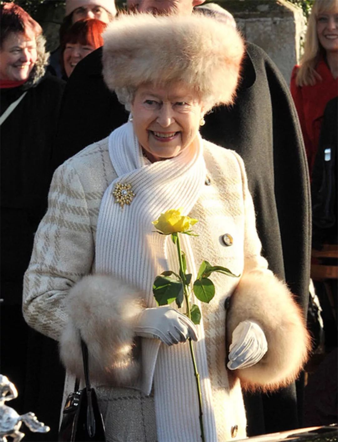 92歲英女王終於“不抗凍”瞭！毛線圍巾配雪地靴，一身米色真時髦