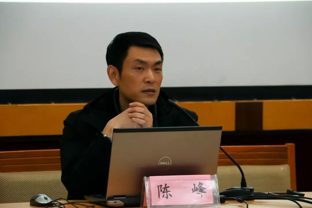 (陈峰老师展示沟通与表达技巧)最后陈峰老师给我们了一些大学生与人