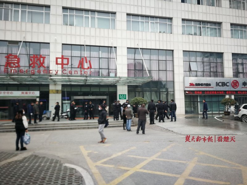 武汉大学中南医院医生坐诊时被人刺伤 