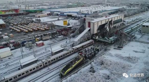 土耳其高速动车组与机车相撞脱轨并致车站