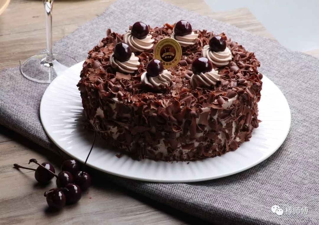 黑森林系列蛋糕畅销款 经典黑森林蛋糕 它拥有天使般洁白的外表,但