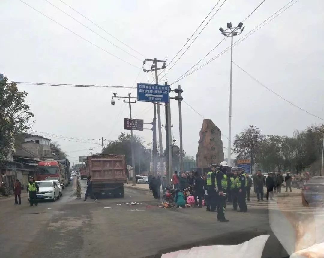 【车祸】昨日简阳东溪大道发生惨烈车祸,一男子当场身亡.