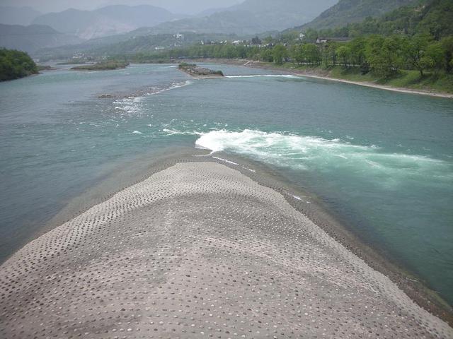 嘴"鱼嘴"是都江堰的分水工程,因其形如鱼嘴而得名,它昂头于岷江江心