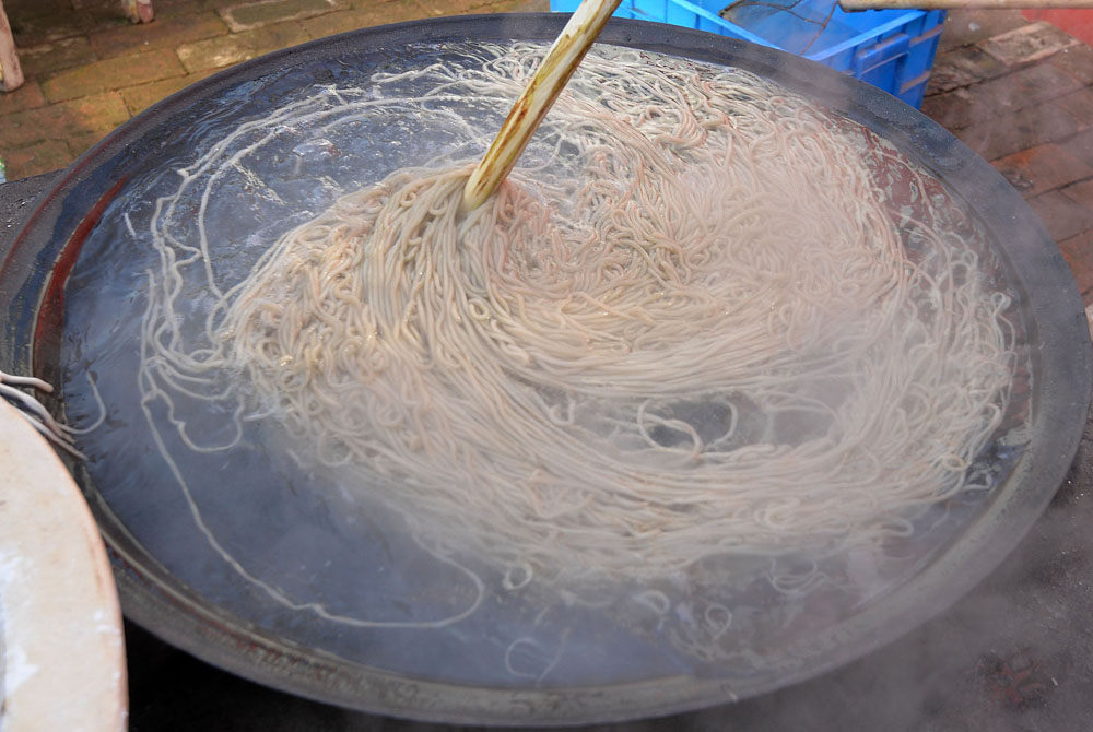 实拍25元一斤的纯手工红薯粉条制作全过程