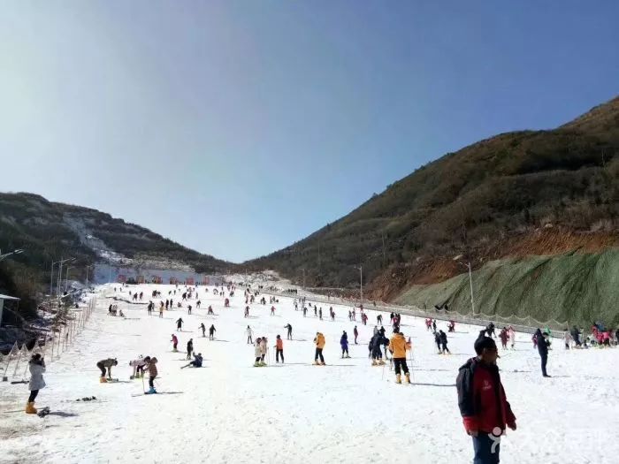 起坡度落差应属第一, 雪场硬件设备齐全, 全部由欧洲进口滑雪设备