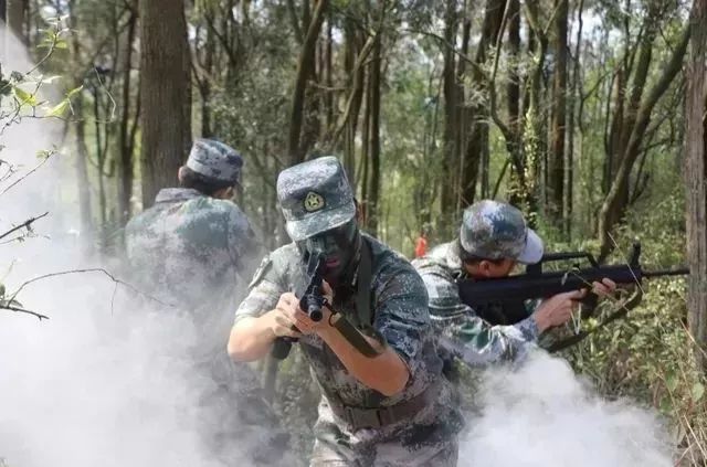 教官带你去撒野,接受野战兵生存法则训练,野战,野炊,野训,射击.