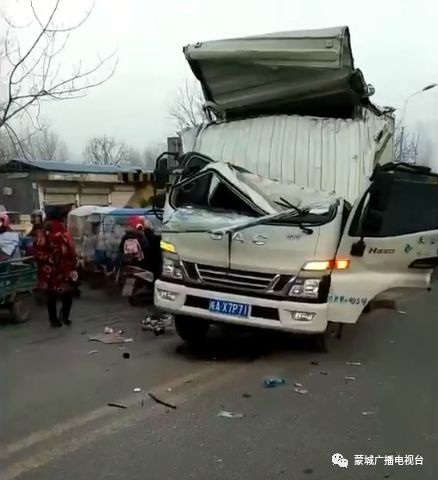 今早,庄子大桥发生车祸,驾驶室被砸变形,警醒!_蒙城县