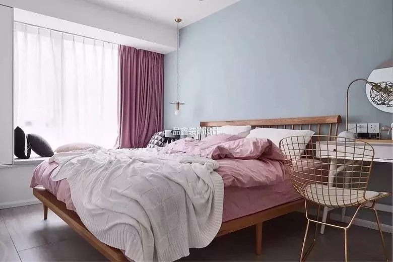 现在卧室墙面都流行用蓝色系来粉刷既清新舒适又时尚好搭_装饰