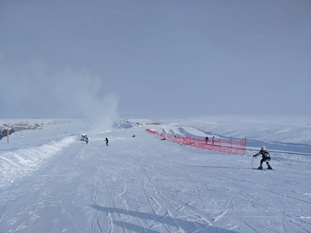 天山滑雪场是自治区庄旅游局认证的ss级滑雪场,与冰峰滑雪场毗邻.