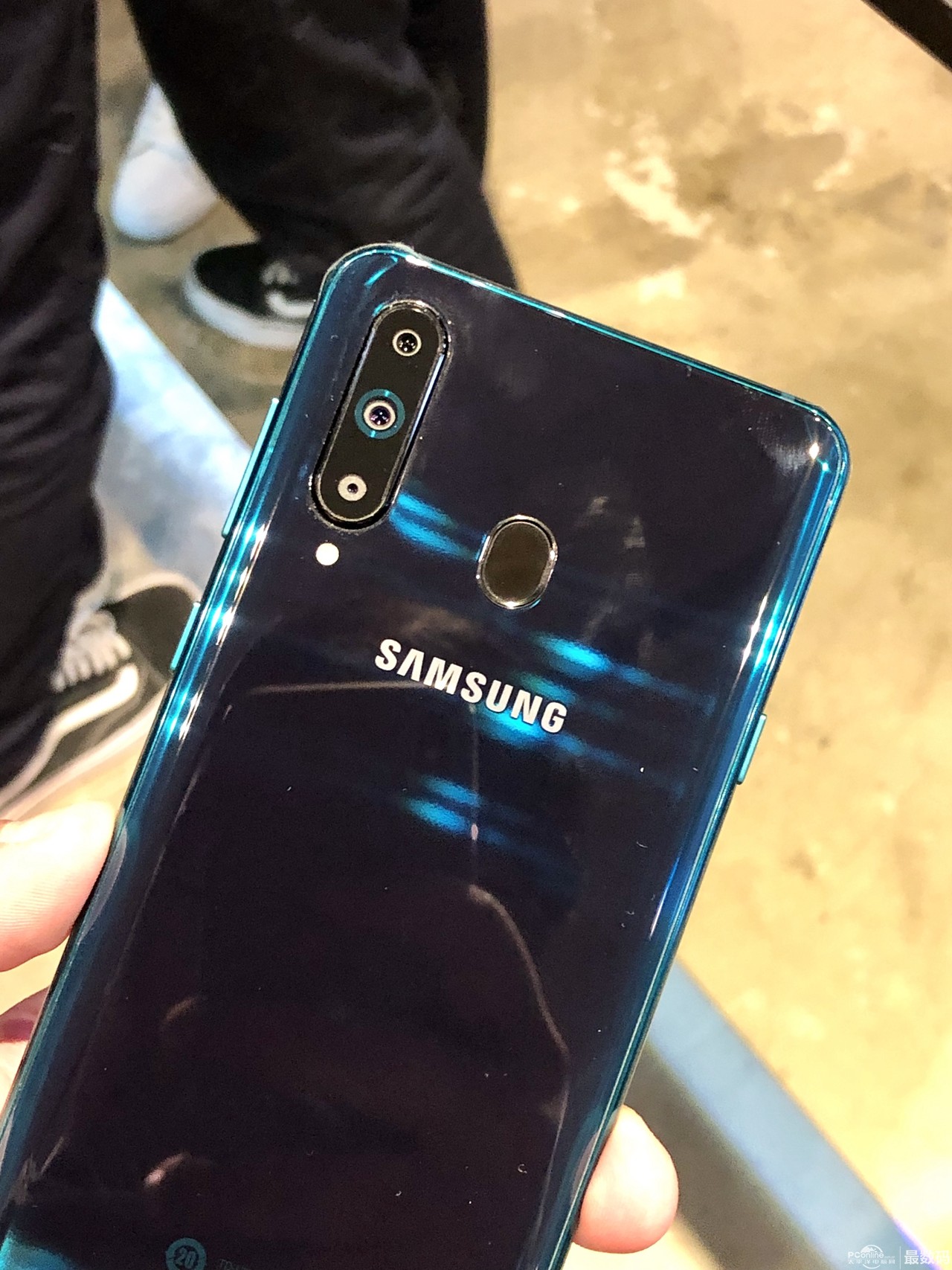 屏占比的再次突破全球首款挖孔屏手机三星galaxya8s震撼登场