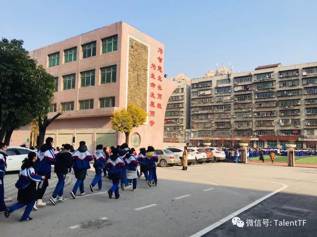 艾霖测评受邀来到荆州沙市实验中学给学生做测评啦!