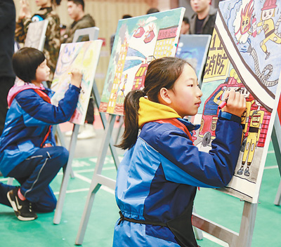 12月14日,中国美术学院附属小学美术社团的小朋友在现场作画.