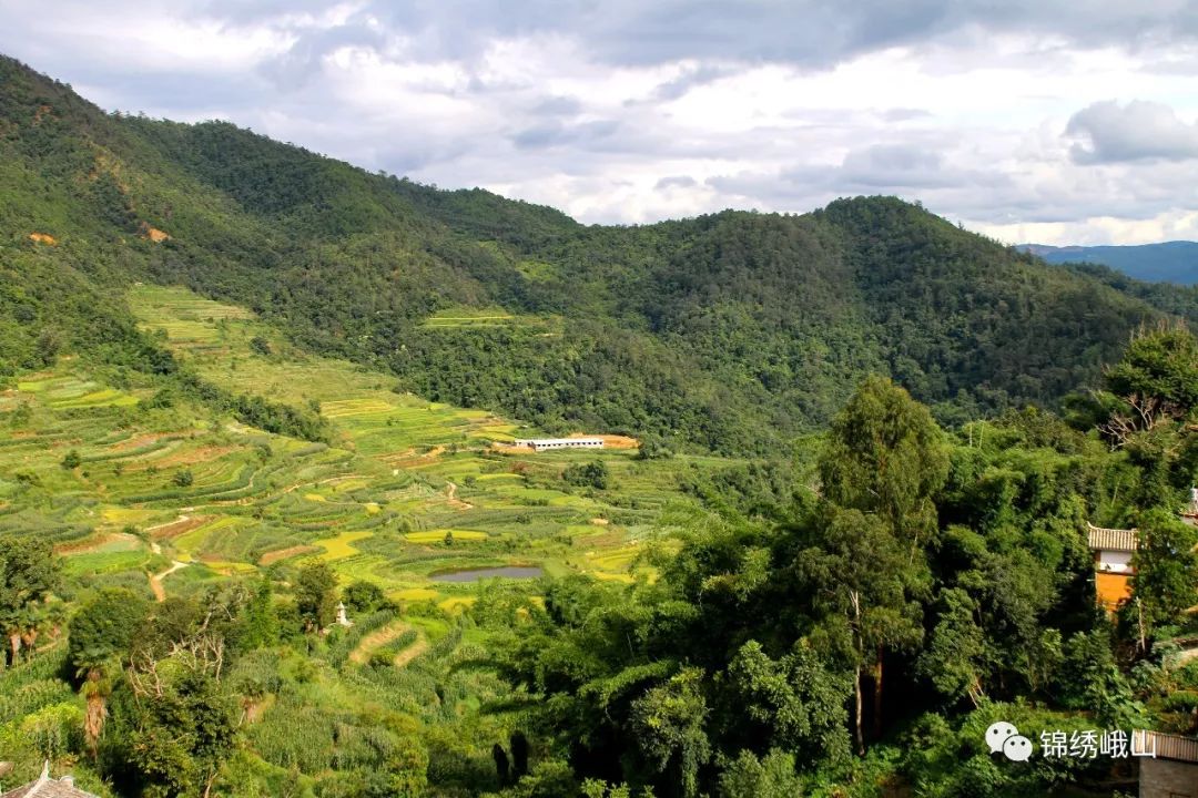 峨山:巍巍青山卧"青龙"