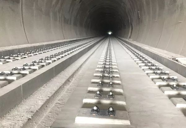 延安隧道采用 隧道内弹性支承块式无砟轨道,主要由钢轨,扣件,混凝土