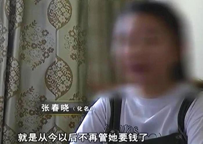 16岁少女被亲生父亲赶走, 又被生母拉黑, 内心很委屈: 只想要点爱