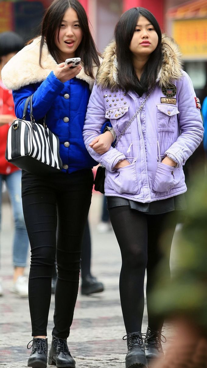 街拍：冬天北京气温降低，们也已经穿上了大衣，图五的姑娘亮了