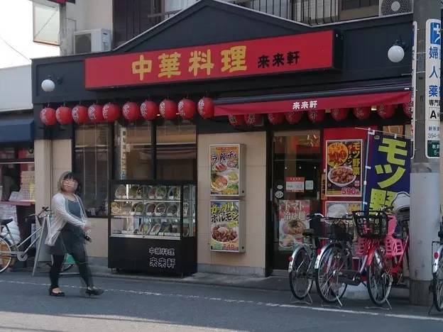 而曾经遍布日本的中餐馆 "来来轩"(来々軒)在1910年就已经开张了,所以