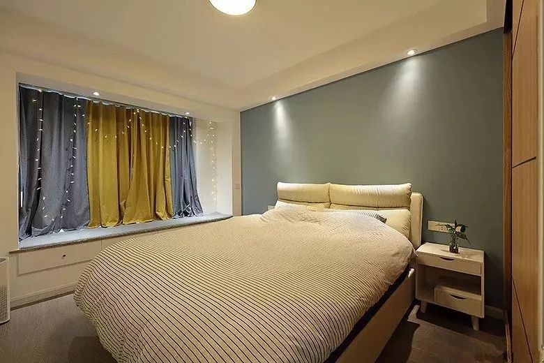 现在卧室墙面都流行用蓝色系来粉刷既清新舒适又时尚好搭_装饰