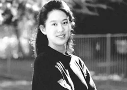 2004年,一位名为张纯如的美籍华裔作家在车内开枪自杀,引来无数人的