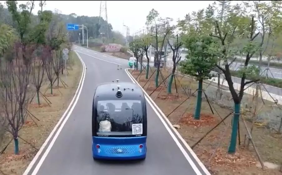 科技| 国内首辆无人驾驶小巴投入运营,武汉市民可微信